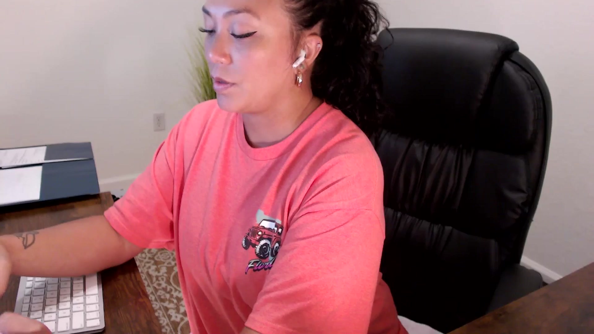 Gallery image thumbnail from MickaylaStar's myfreecams stream on, 08/28/2025, 20:18 image 6 of 20