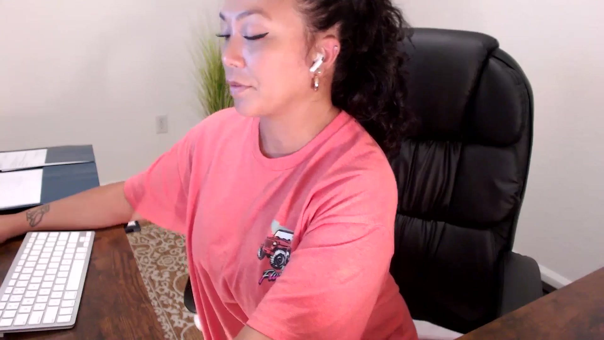 Gallery image thumbnail from MickaylaStar's myfreecams stream on, 08/28/2025, 20:18 image 16 of 20