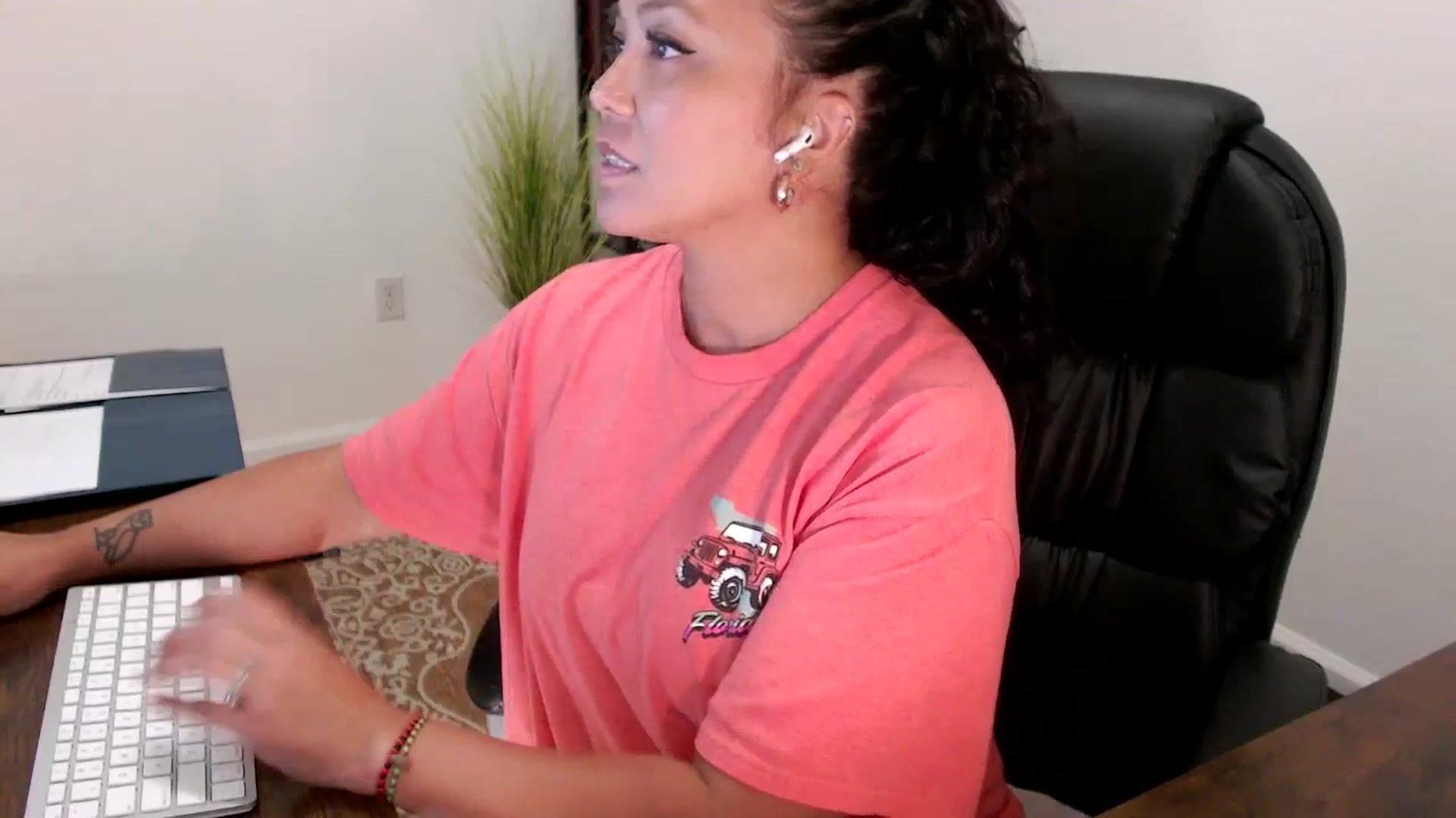 Gallery image thumbnail from MickaylaStar's myfreecams stream on, 08/28/2025, 20:18 image 3 of 20