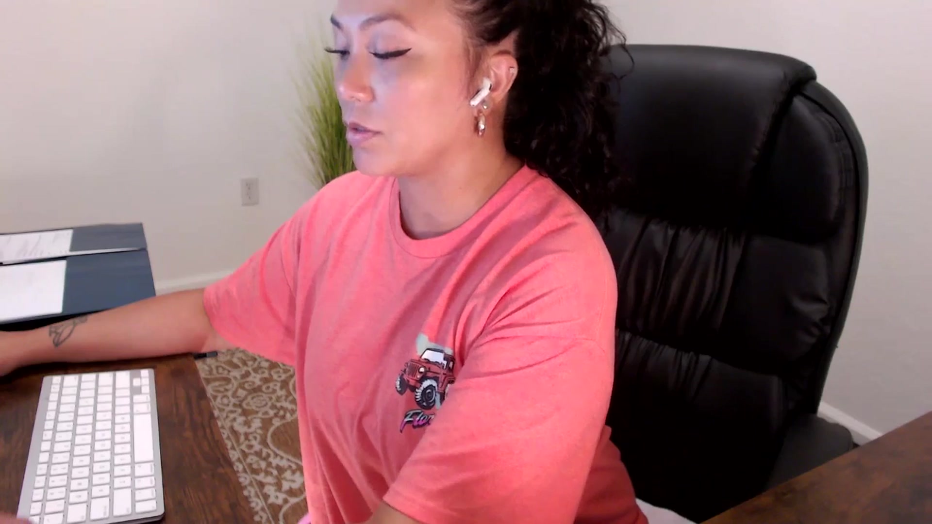 Gallery image thumbnail from MickaylaStar's myfreecams stream on, 08/28/2025, 20:18 image 7 of 20