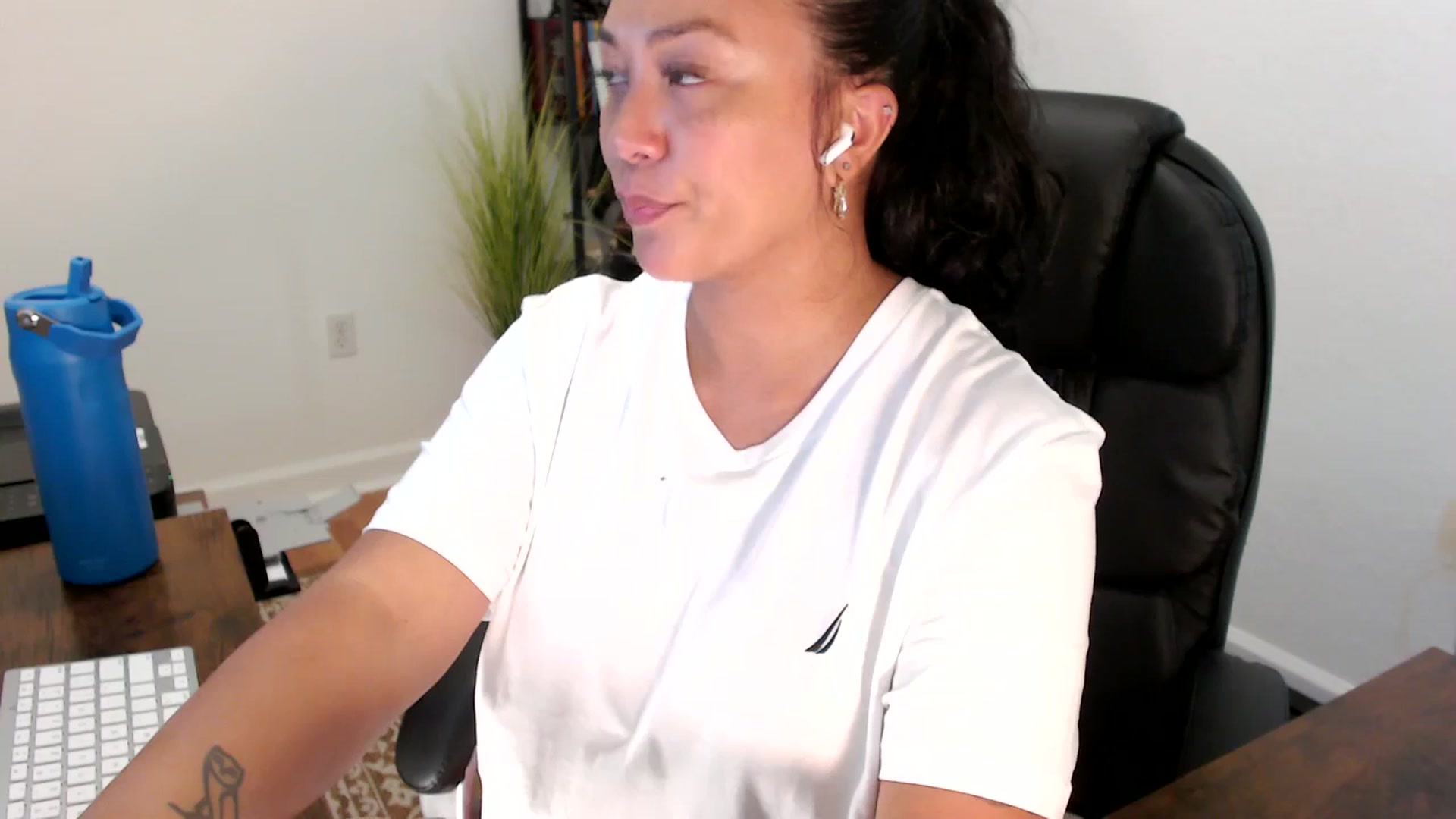 Gallery image thumbnail from MickaylaStar's myfreecams stream on, 09/02/2025, 17:46 image 6 of 20