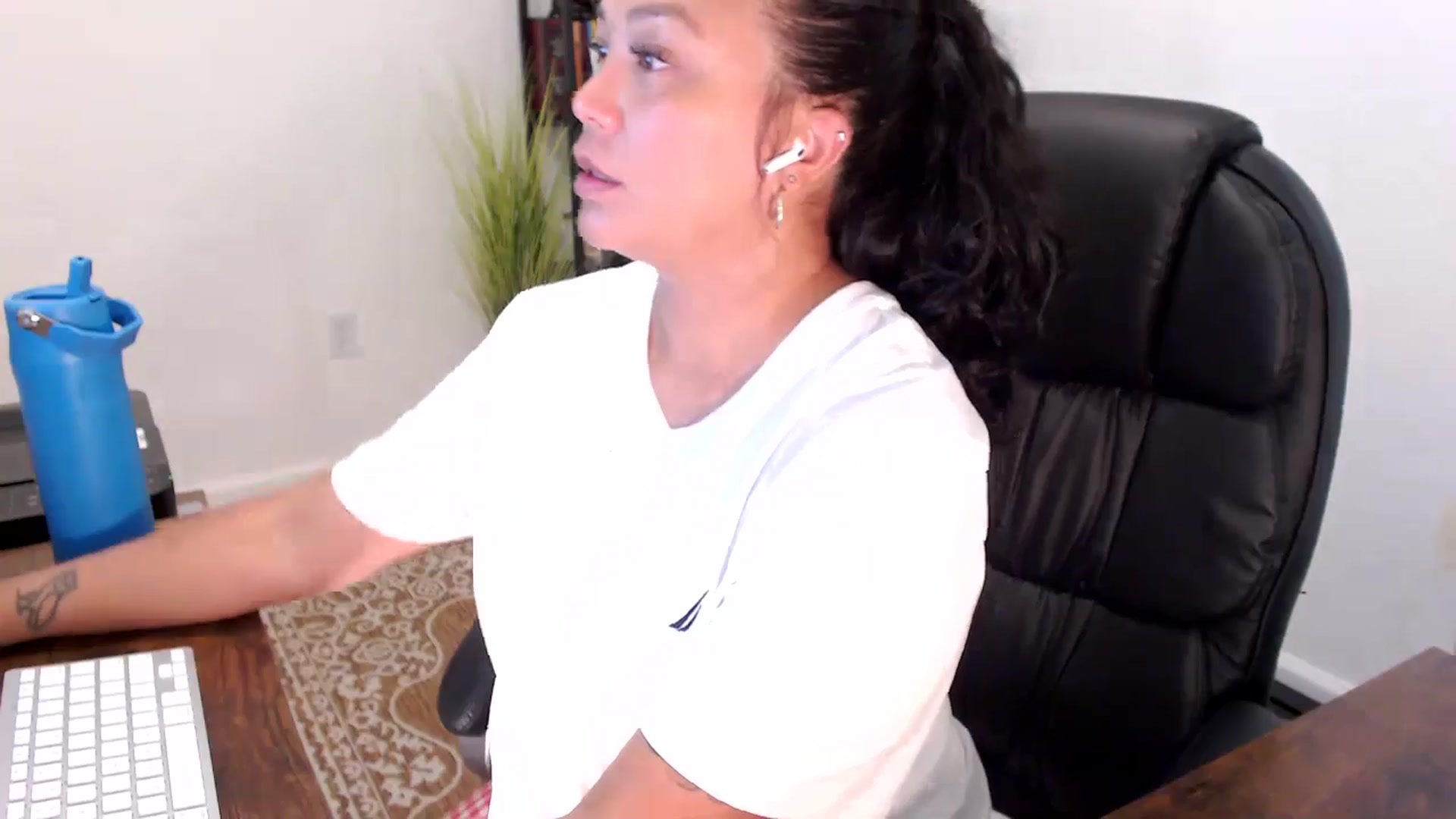 Gallery image thumbnail from MickaylaStar's myfreecams stream on, 09/02/2025, 17:46 image 4 of 20