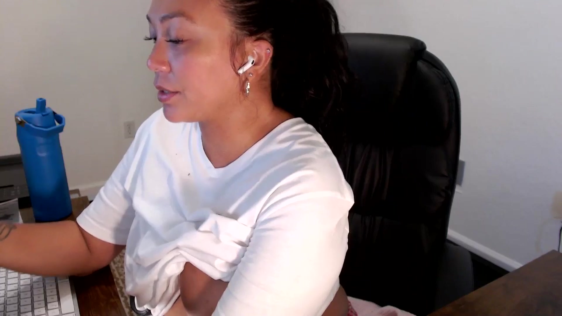 Gallery image thumbnail from MickaylaStar's myfreecams stream on, 09/02/2025, 18:09 image 9 of 20