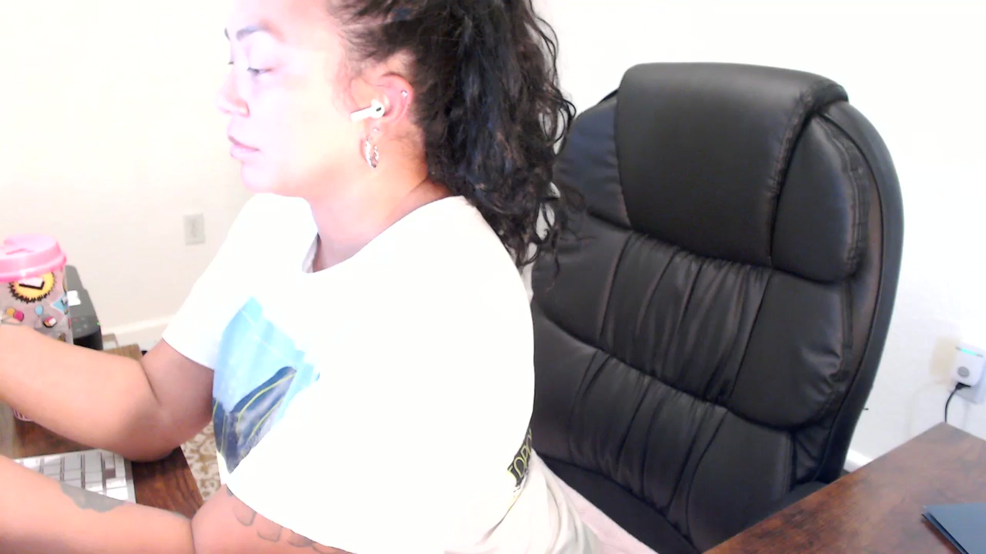 Gallery image thumbnail from MickaylaStar's myfreecams stream on, 09/04/2025, 18:52 image 9 of 20