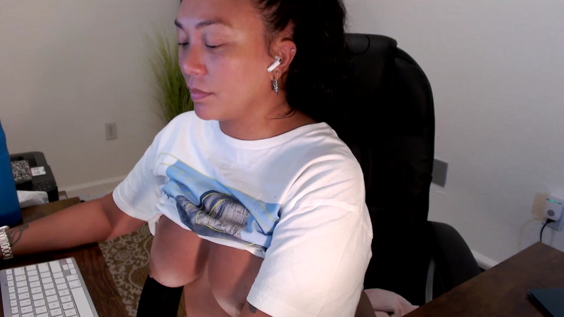 Gallery image thumbnail from MickaylaStar's myfreecams stream on, 09/04/2025, 19:13 image 12 of 20