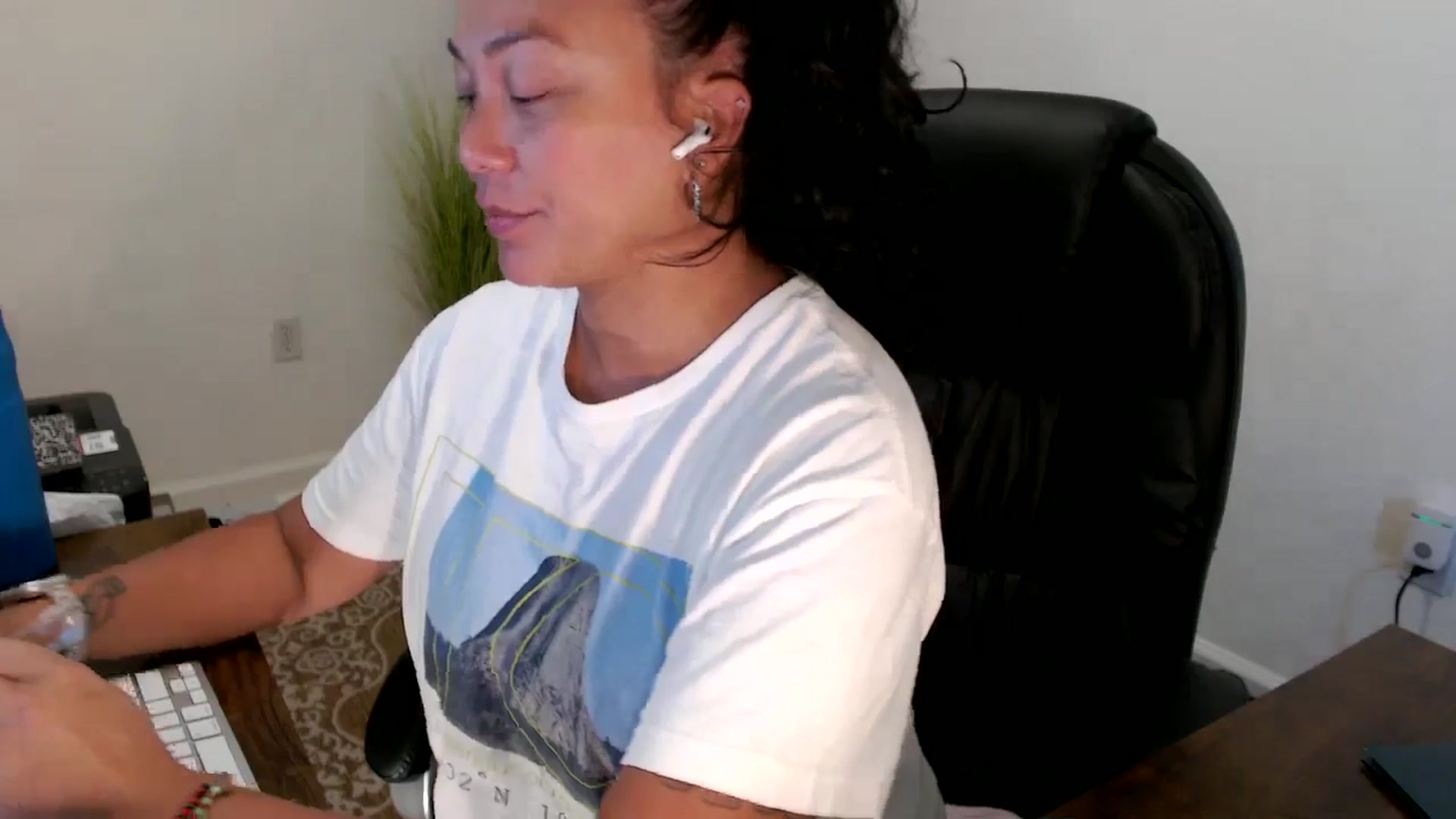Gallery image thumbnail from MickaylaStar's myfreecams stream on, 09/04/2025, 19:13 image 2 of 20