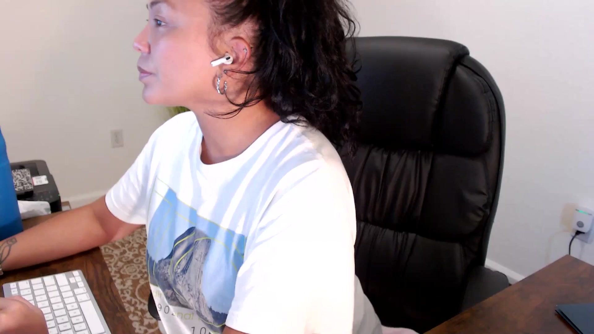 Gallery image thumbnail from MickaylaStar's myfreecams stream on, 09/04/2025, 19:13 image 1 of 20