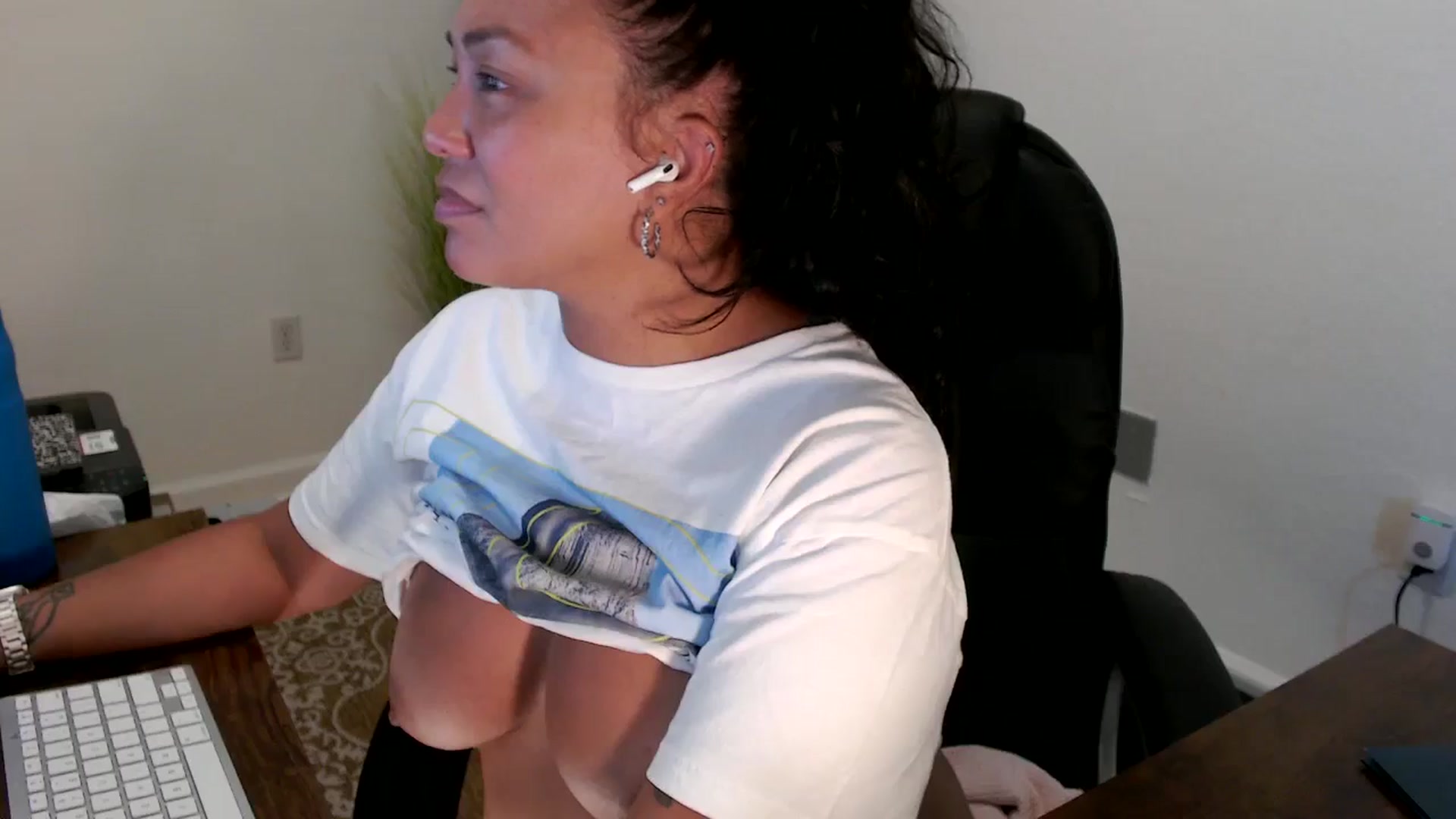 Gallery image thumbnail from MickaylaStar's myfreecams stream on, 09/04/2025, 19:13 image 11 of 20