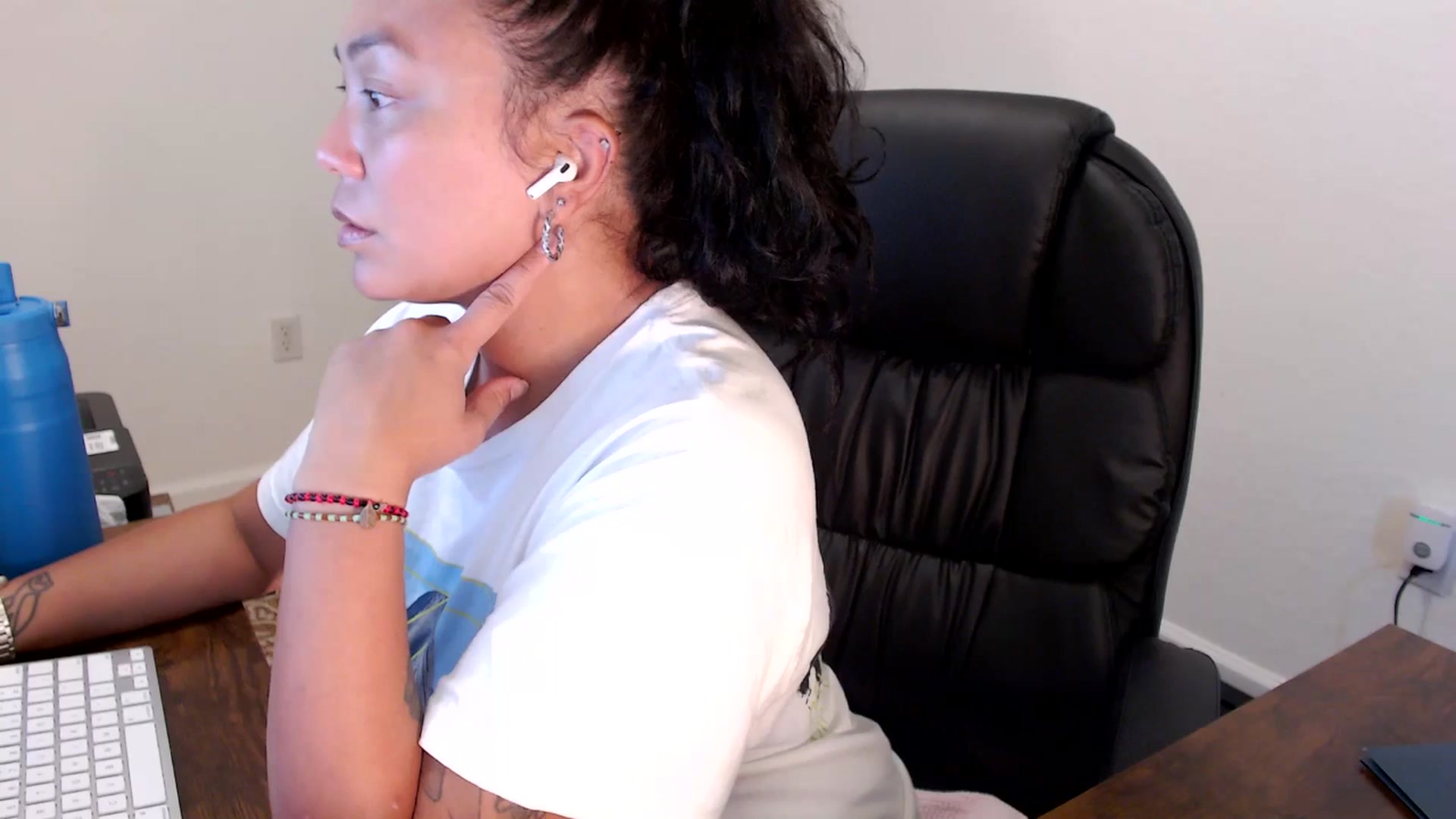 Gallery image thumbnail from MickaylaStar's myfreecams stream on, 09/04/2025, 19:46 image 13 of 20
