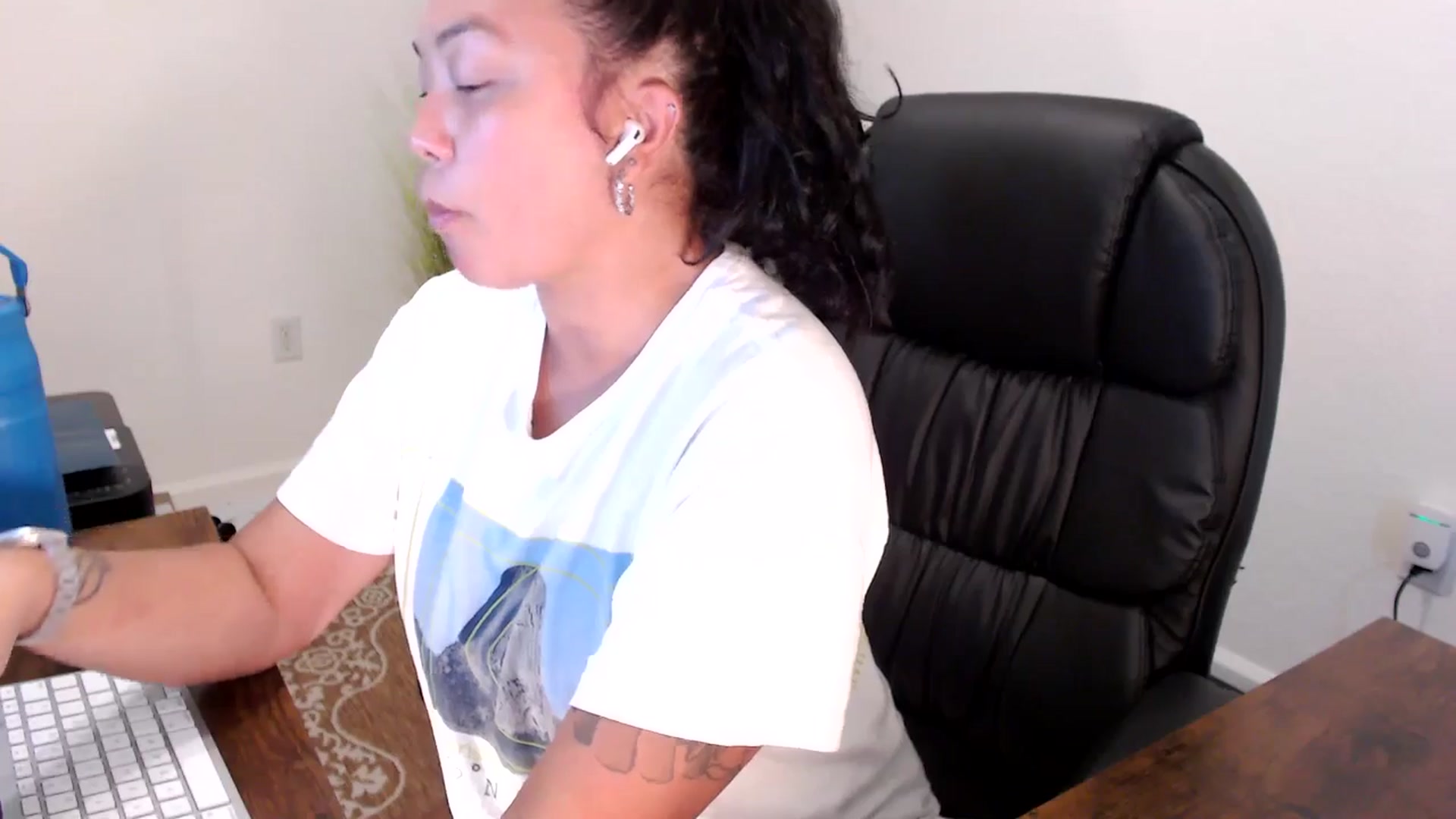 Gallery image thumbnail from MickaylaStar's myfreecams stream on, 09/04/2025, 21:21 image 5 of 20