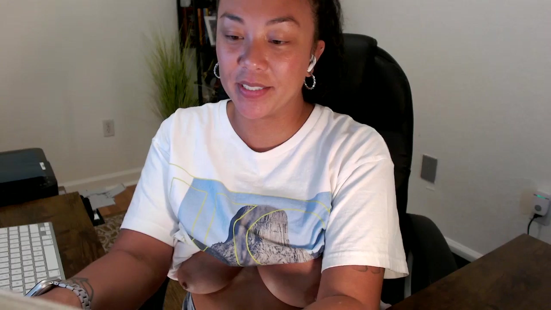 Gallery image thumbnail from MickaylaStar's myfreecams stream on, 09/04/2025, 21:21 image 17 of 20