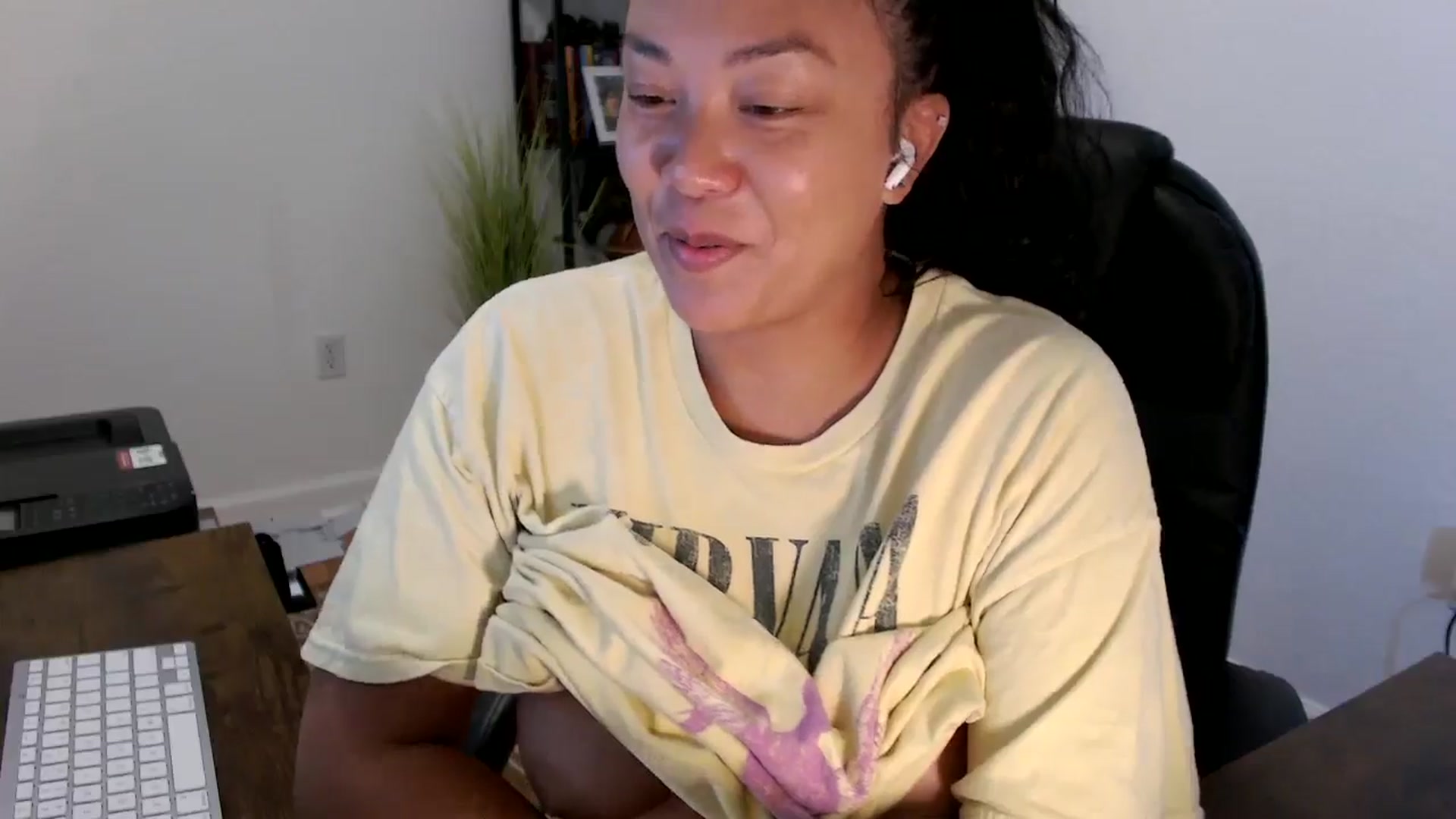 Gallery image thumbnail from MickaylaStar's myfreecams stream on, 09/05/2025, 15:26 image 6 of 20
