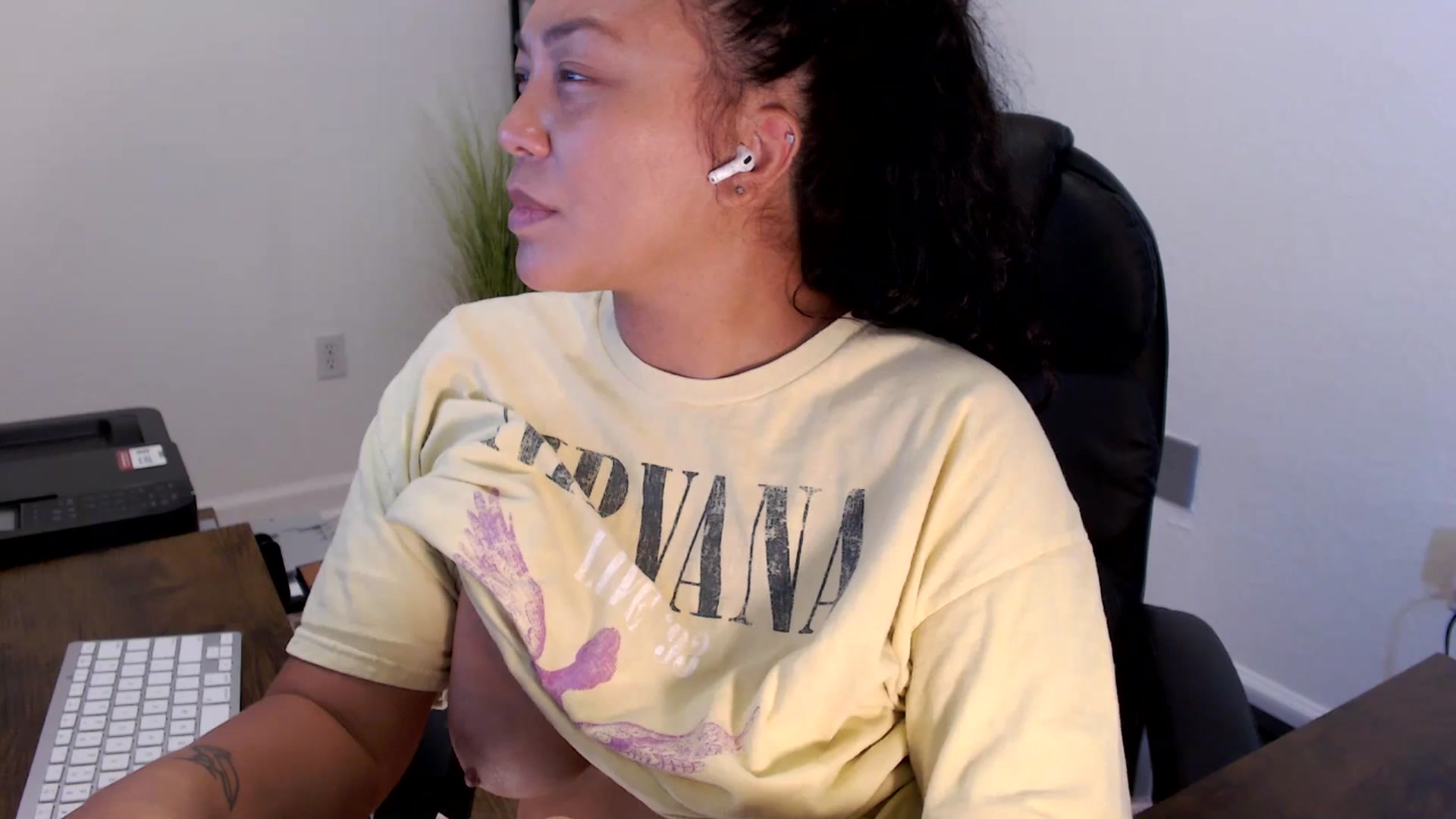 Gallery image thumbnail from MickaylaStar's myfreecams stream on, 09/05/2025, 16:46 image 4 of 20