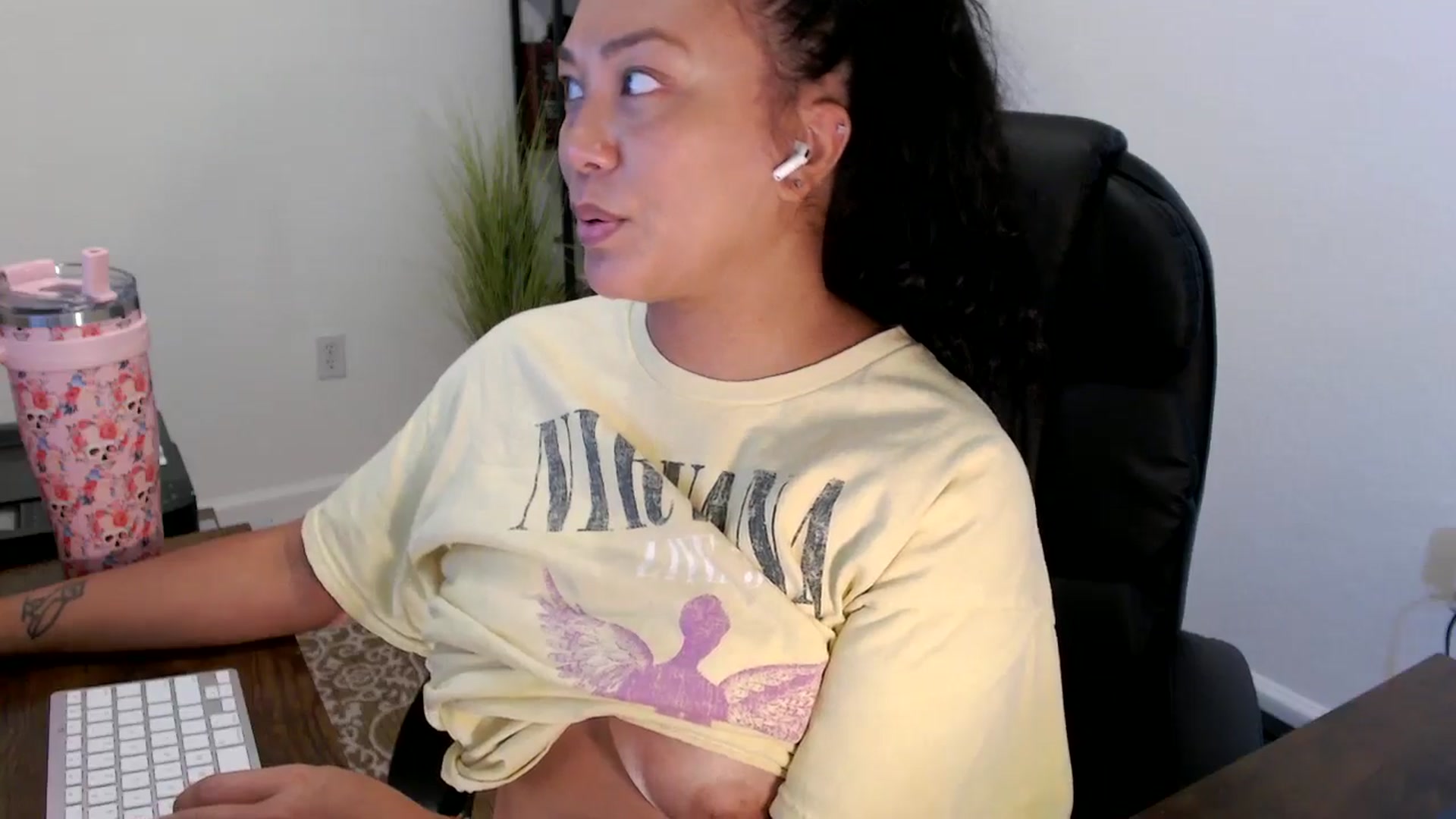 Gallery image thumbnail from MickaylaStar's myfreecams stream on, 09/05/2025, 16:46 image 18 of 20
