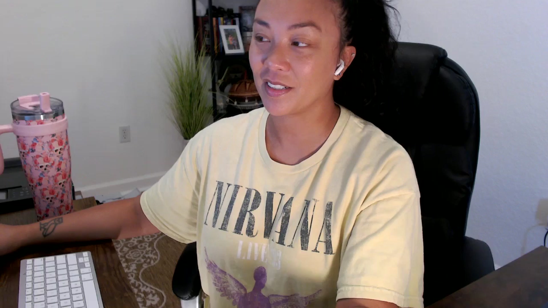 Gallery image thumbnail from MickaylaStar's myfreecams stream on, 09/05/2025, 17:17 image 16 of 20
