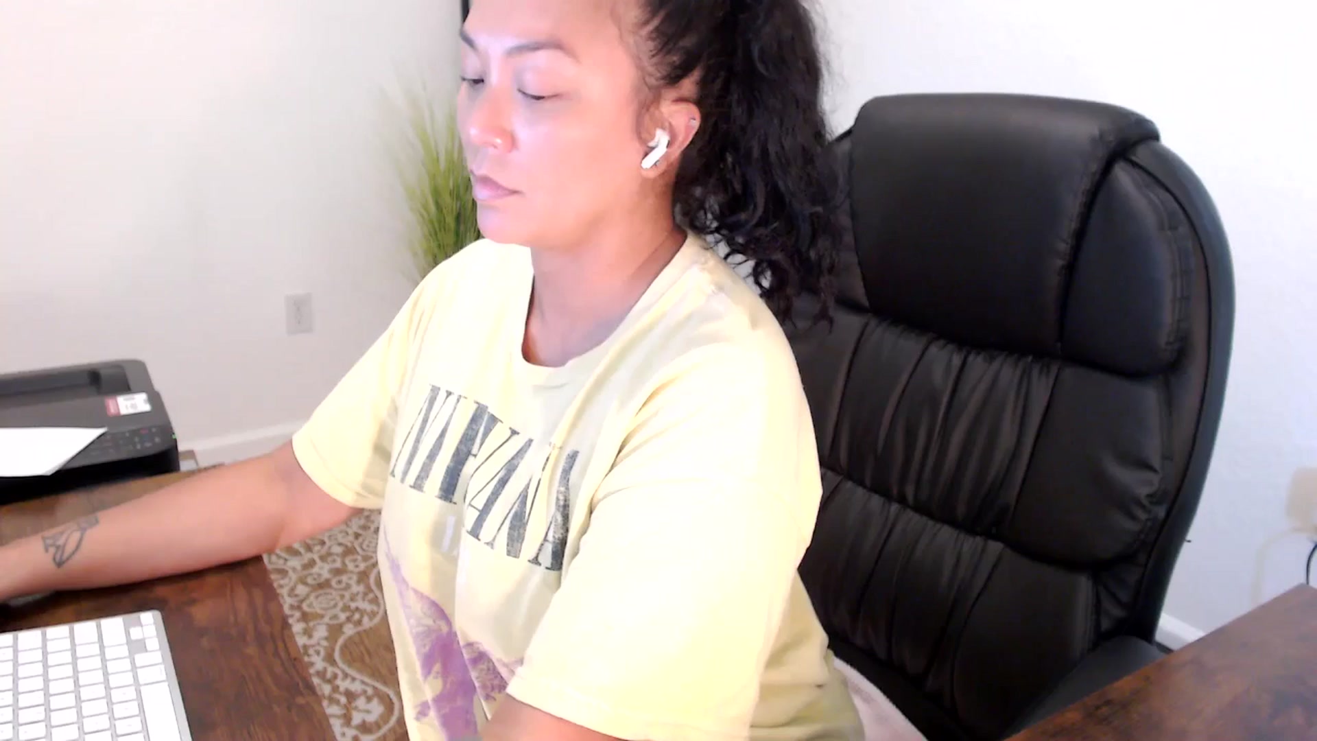 Gallery image thumbnail from MickaylaStar's myfreecams stream on, 09/05/2025, 18:01 image 20 of 20