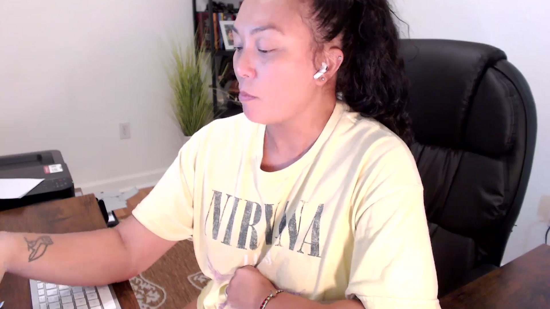 Gallery image thumbnail from MickaylaStar's myfreecams stream on, 09/05/2025, 19:37 image 17 of 20
