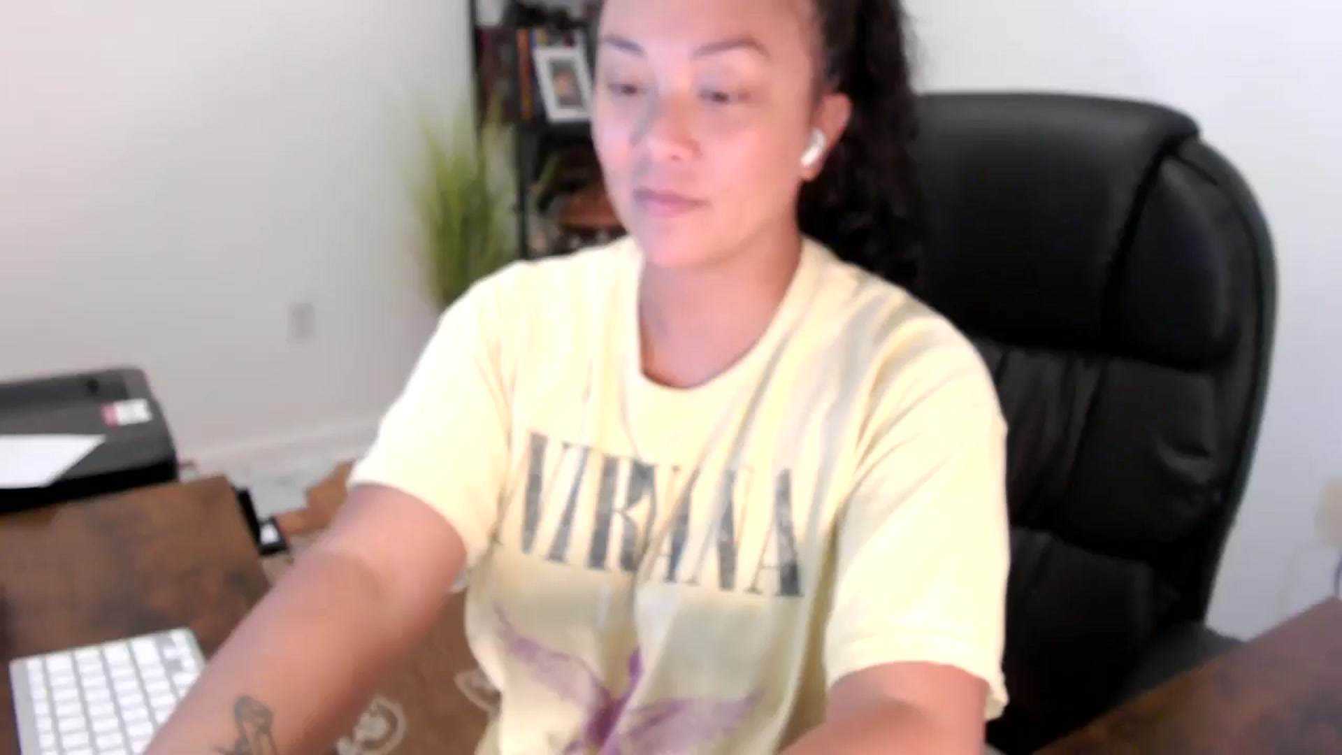 Gallery image thumbnail from MickaylaStar's myfreecams stream on, 09/05/2025, 19:37 image 16 of 20