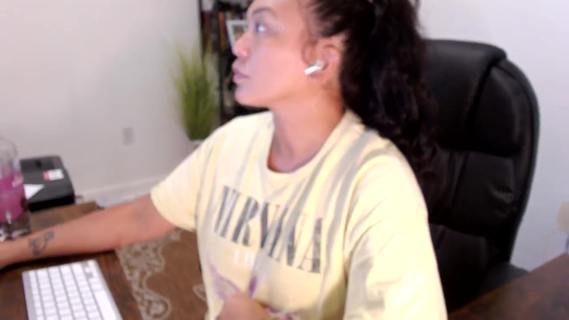 Gallery image thumbnail from MickaylaStar's myfreecams stream on, 09/05/2025, 19:37 image 19 of 20