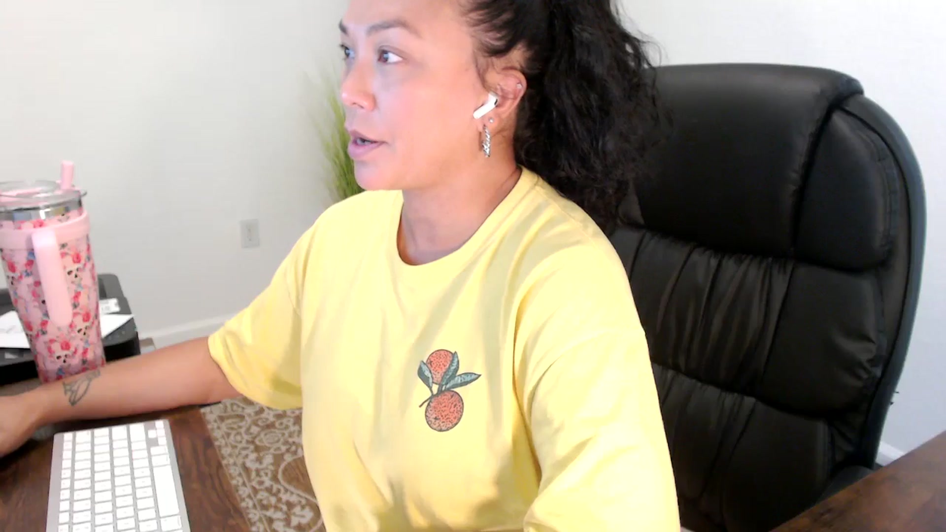 Gallery image thumbnail from MickaylaStar's myfreecams stream on, 09/08/2025, 19:05 image 17 of 20