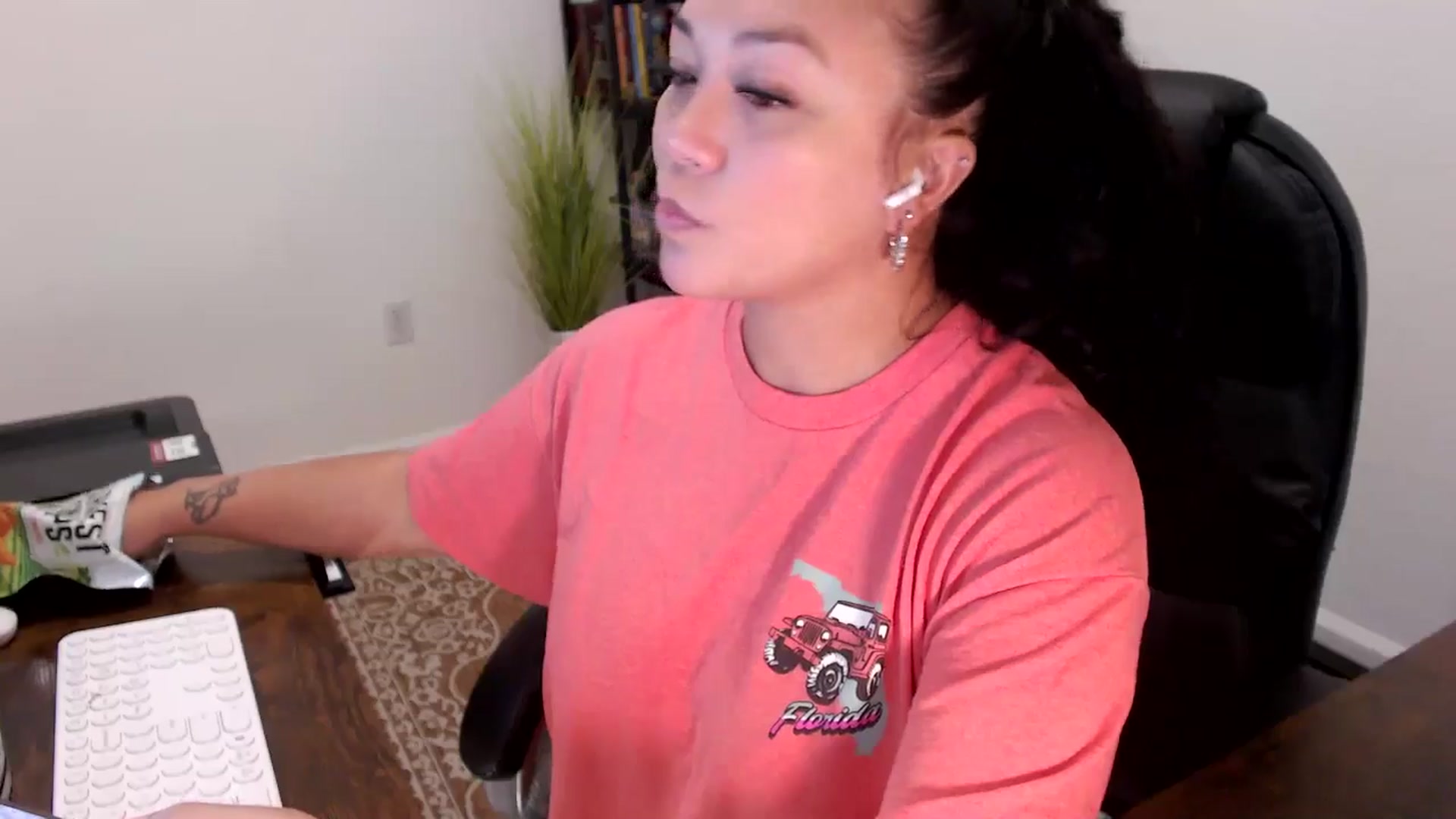 Gallery image thumbnail from MickaylaStar's myfreecams stream on, 09/15/2025, 15:50 image 15 of 20