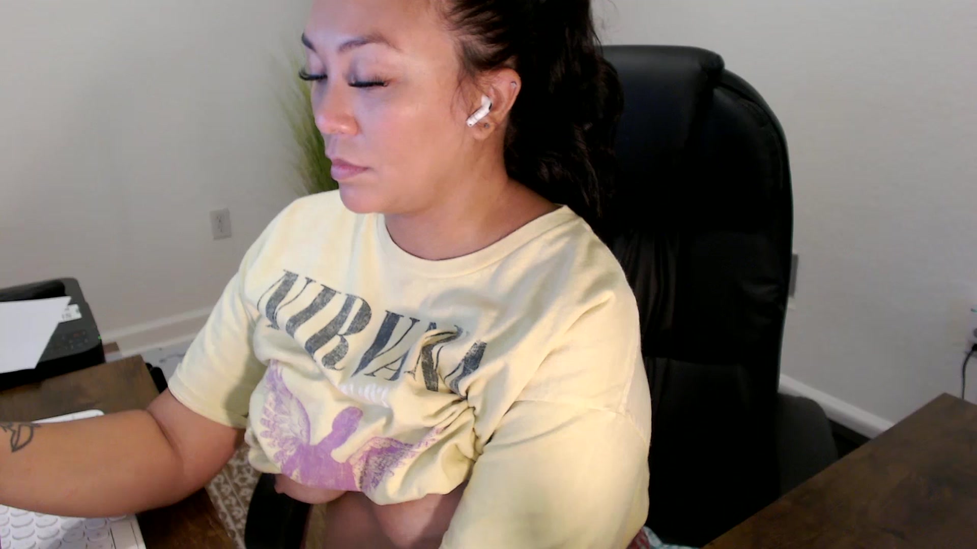 Gallery image thumbnail from MickaylaStar's myfreecams stream on, 09/16/2025, 15:37 image 15 of 20
