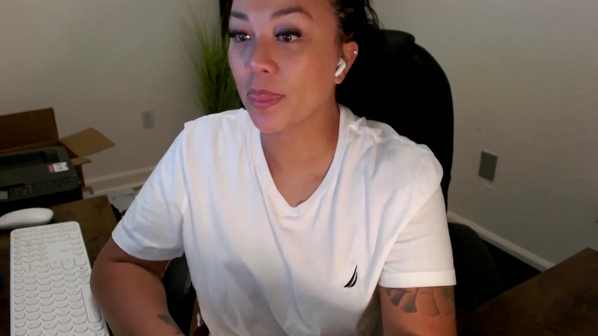 Gallery image thumbnail from MickaylaStar's myfreecams stream on, 09/29/2025, 15:37 image 9 of 20