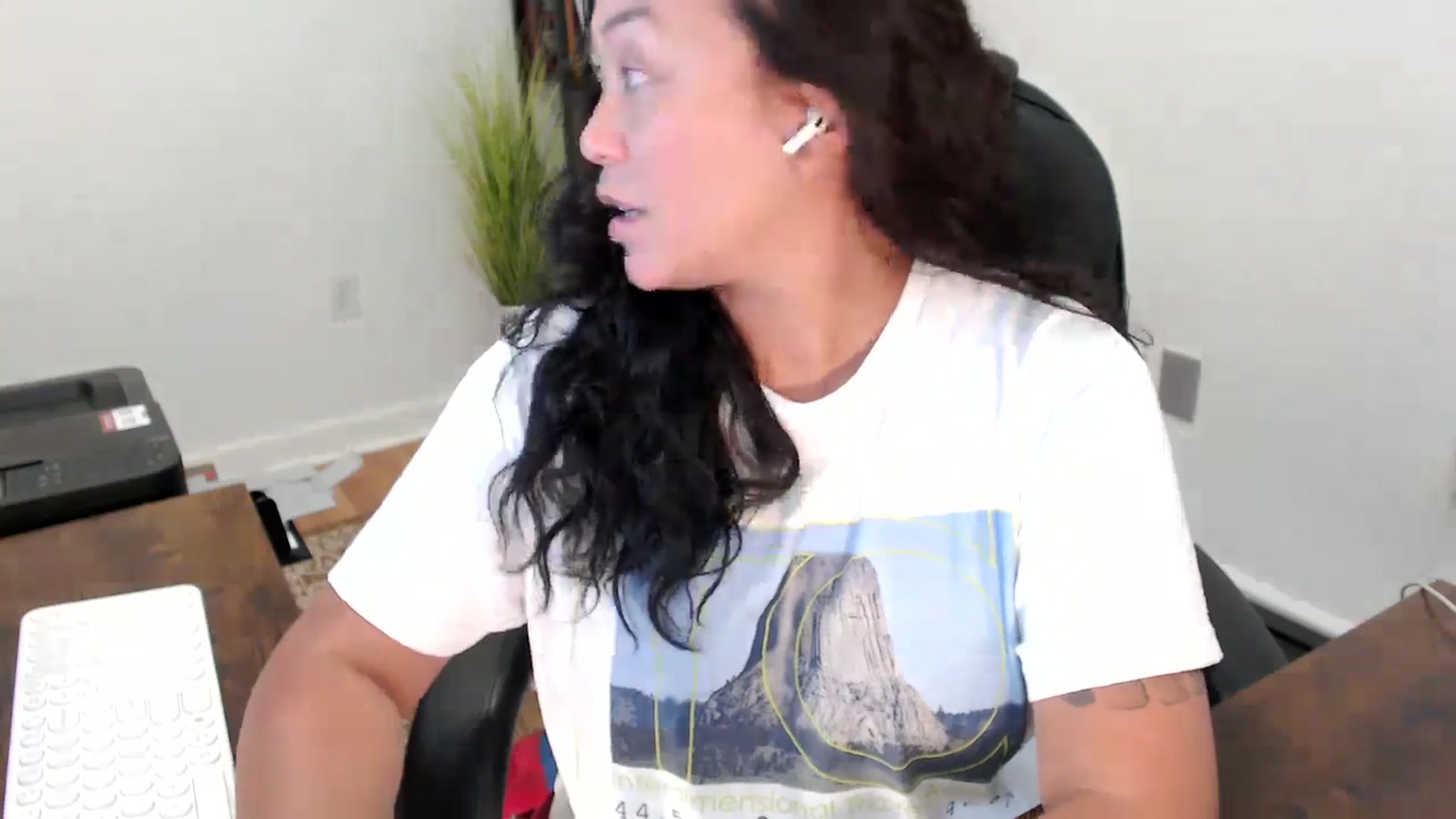 Gallery image thumbnail from MickaylaStar's myfreecams stream on, 10/03/2025, 20:31 image 19 of 20