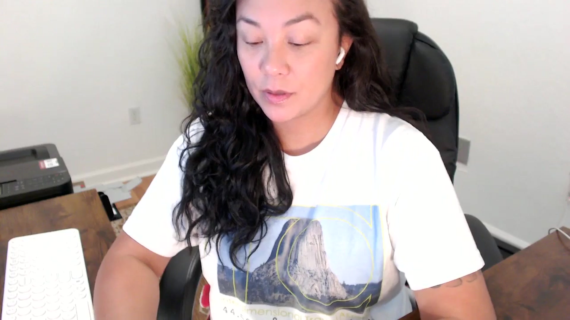 Gallery image thumbnail from MickaylaStar's myfreecams stream on, 10/03/2025, 20:31 image 10 of 20