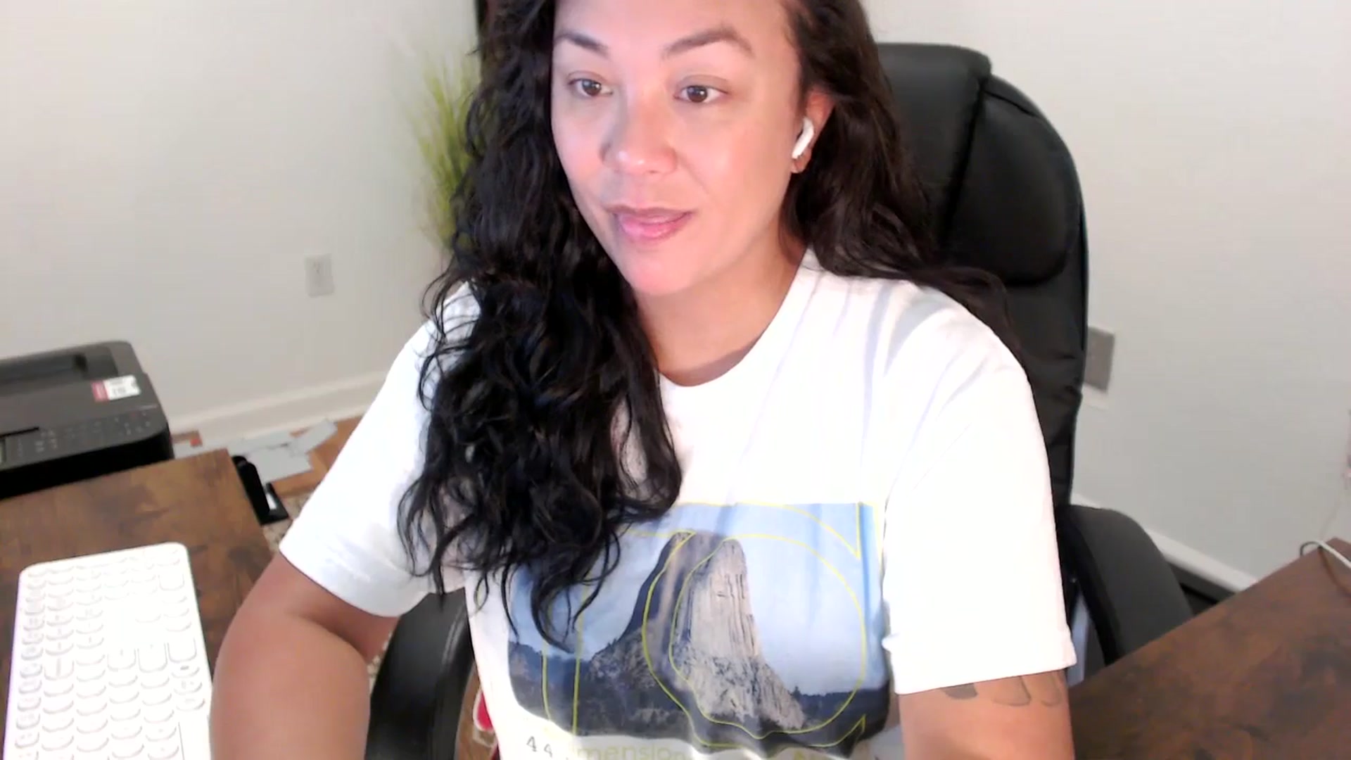 Gallery image thumbnail from MickaylaStar's myfreecams stream on, 10/03/2025, 20:31 image 11 of 20