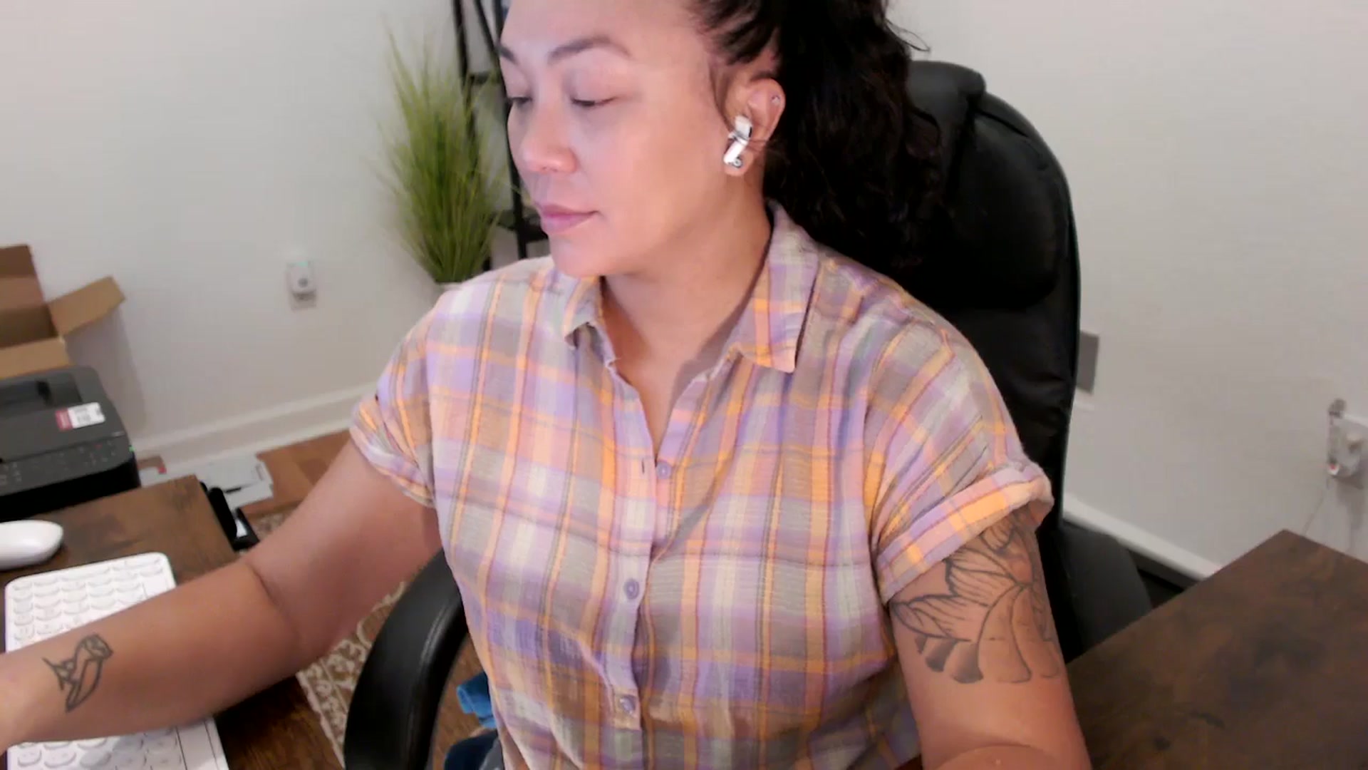Gallery image thumbnail from MickaylaStar's myfreecams stream on, 10/08/2025, 14:59 image 10 of 20
