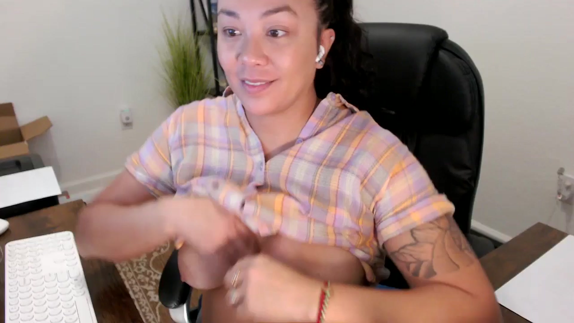 Gallery image thumbnail from MickaylaStar's myfreecams stream on, 10/08/2025, 15:34 image 10 of 20