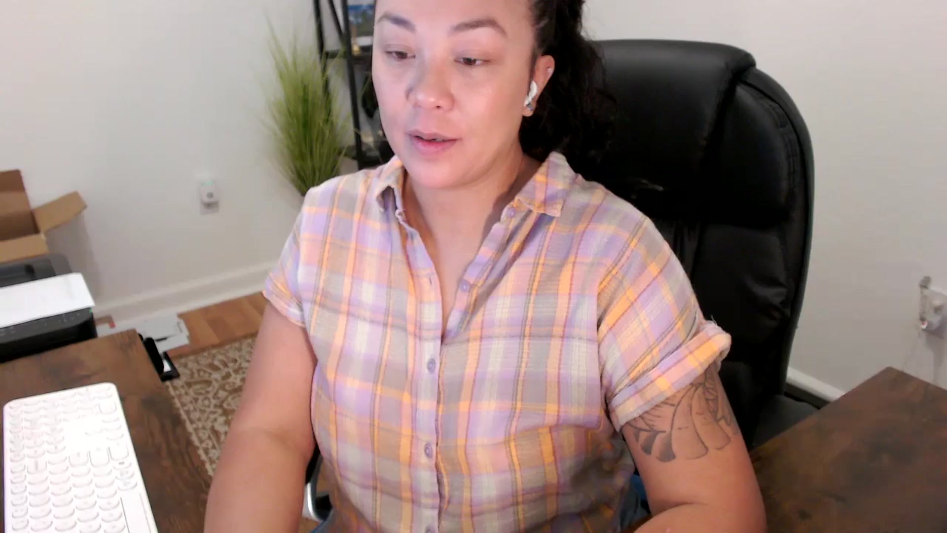 Gallery image thumbnail from MickaylaStar's myfreecams stream on, 10/08/2025, 15:34 image 1 of 20