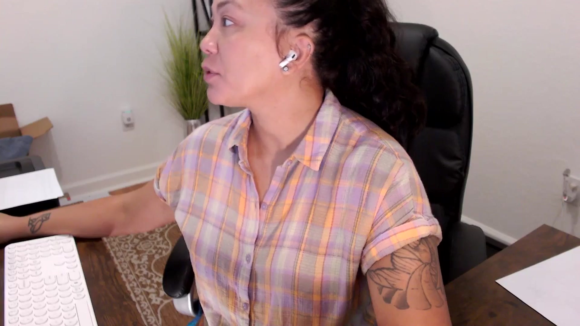 Gallery image thumbnail from MickaylaStar's myfreecams stream on, 10/08/2025, 16:06 image 5 of 20