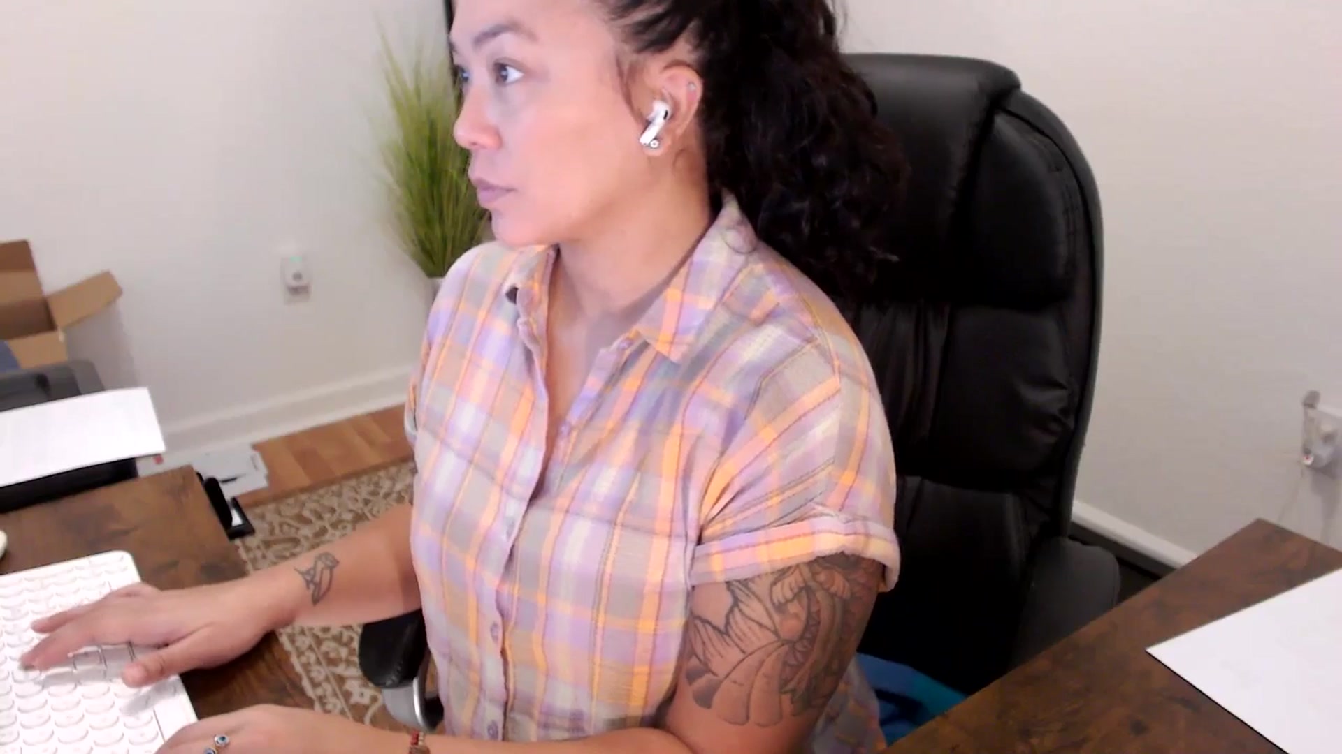 Gallery image thumbnail from MickaylaStar's myfreecams stream on, 10/08/2025, 16:24 image 3 of 20
