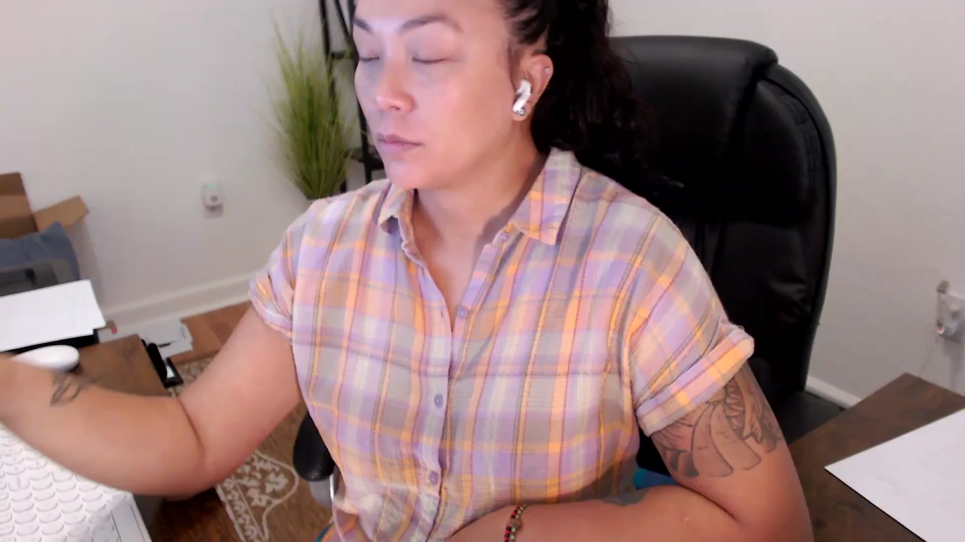 Gallery image thumbnail from MickaylaStar's myfreecams stream on, 10/08/2025, 16:38 image 1 of 20