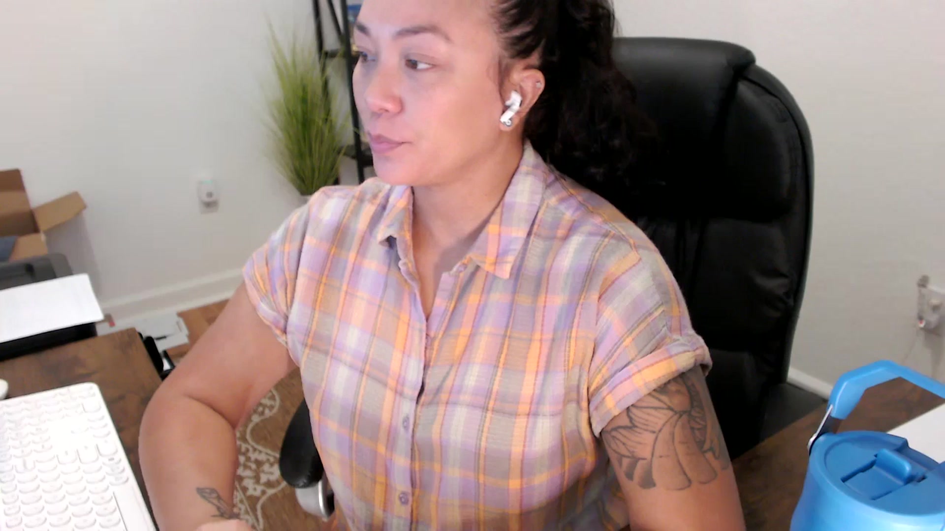 Gallery image thumbnail from MickaylaStar's myfreecams stream on, 10/08/2025, 17:44 image 5 of 20