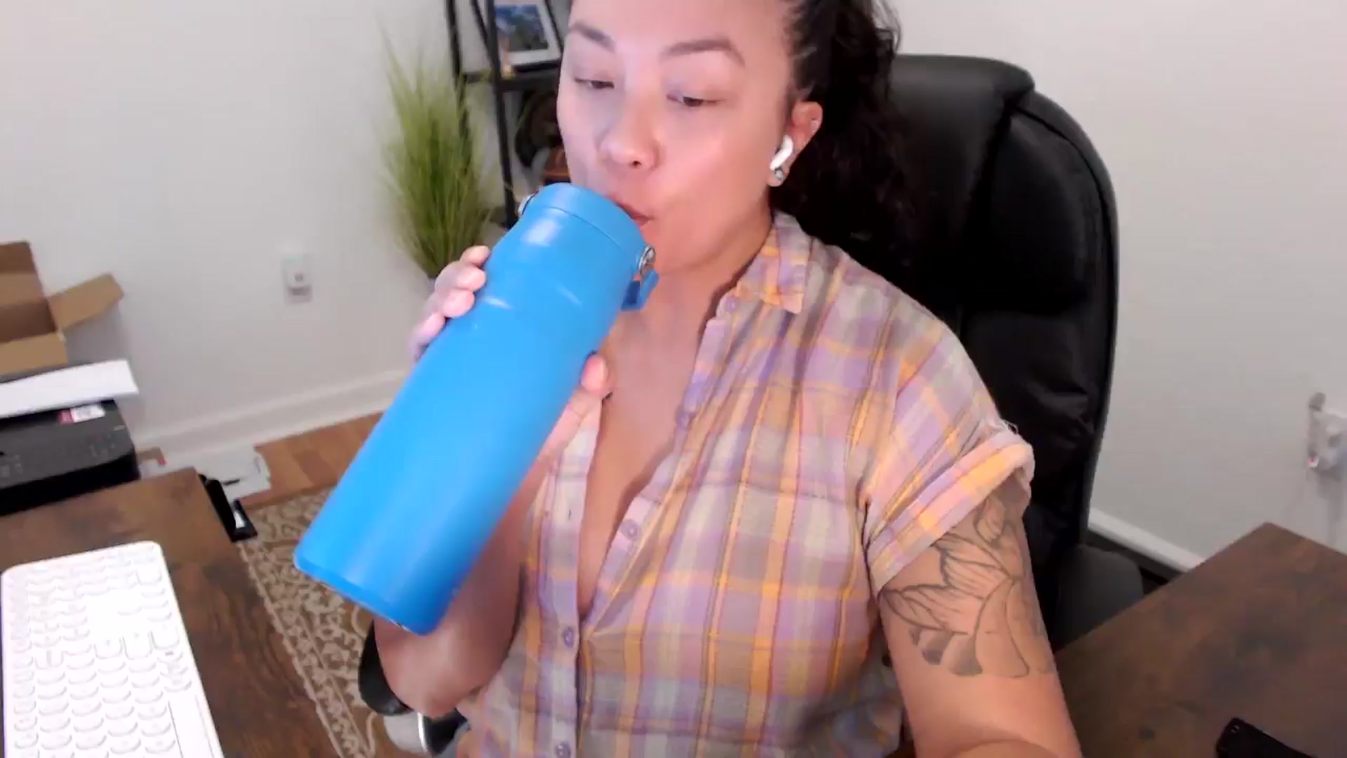 Gallery image thumbnail from MickaylaStar's myfreecams stream on, 10/08/2025, 19:32 image 1 of 20
