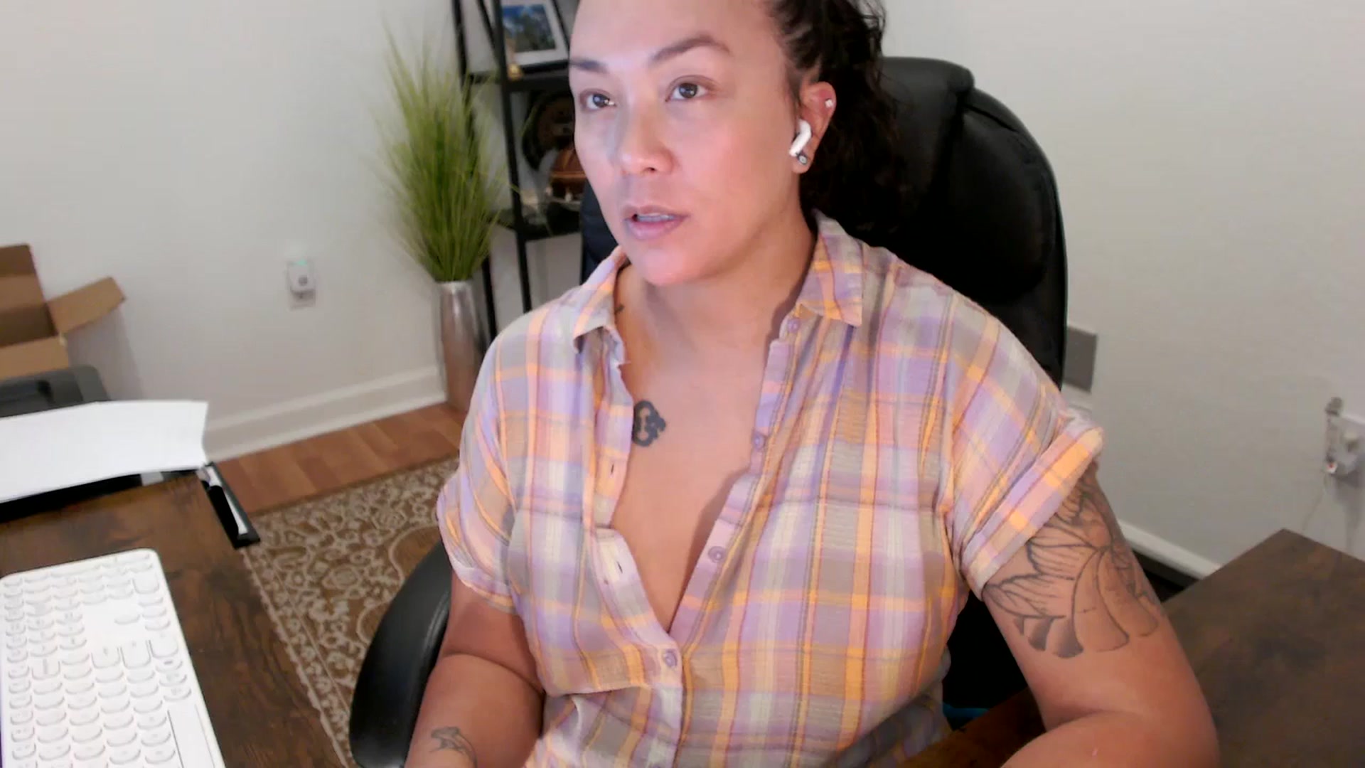 Gallery image thumbnail from MickaylaStar's myfreecams stream on, 10/08/2025, 19:32 image 17 of 20