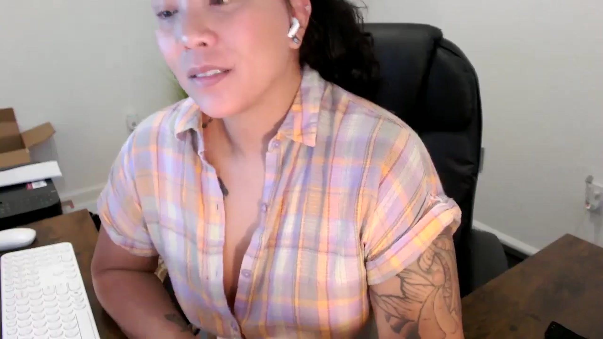 Gallery image thumbnail from MickaylaStar's myfreecams stream on, 10/08/2025, 19:32 image 4 of 20