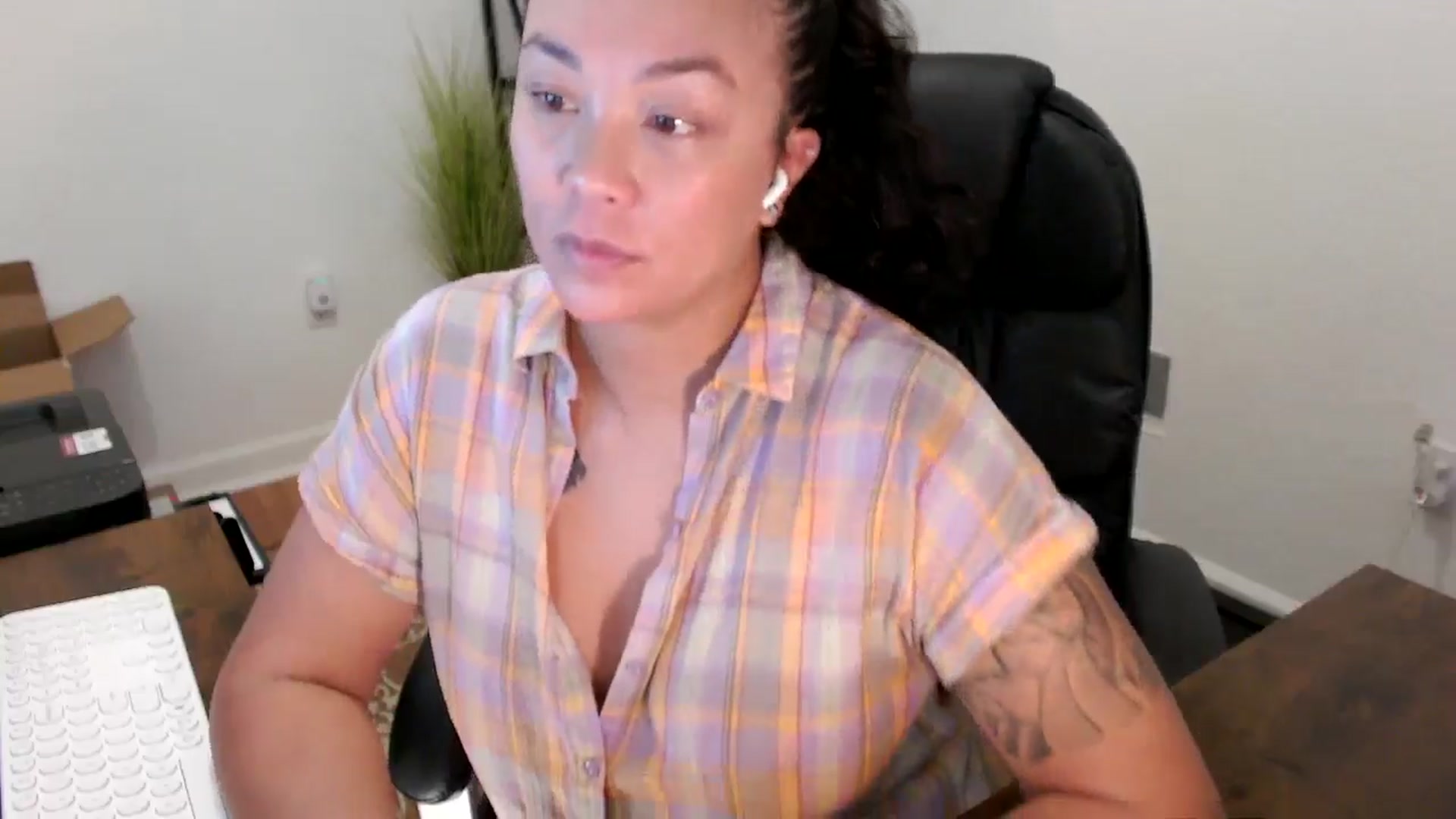 Gallery image thumbnail from MickaylaStar's myfreecams stream on, 10/08/2025, 19:32 image 18 of 20