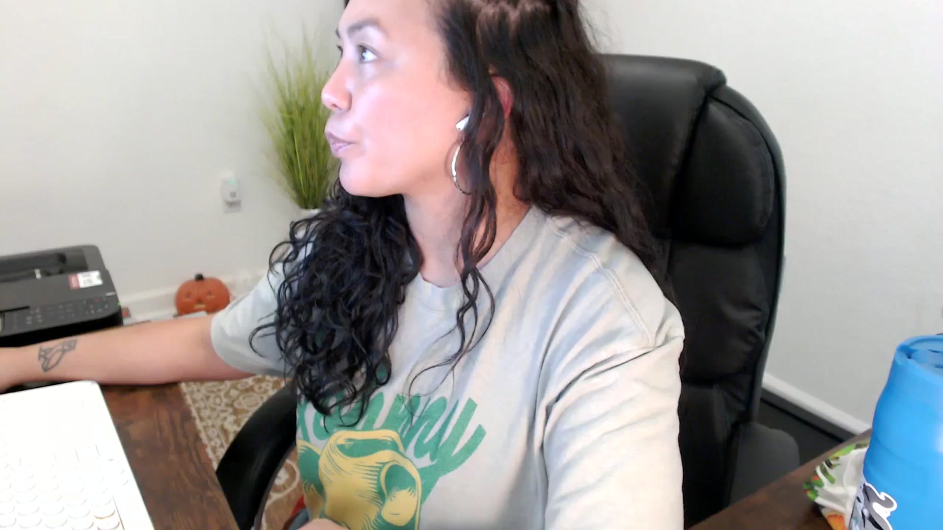 Gallery image thumbnail from MickaylaStar's myfreecams stream on, 10/30/2025, 19:40 image 17 of 20