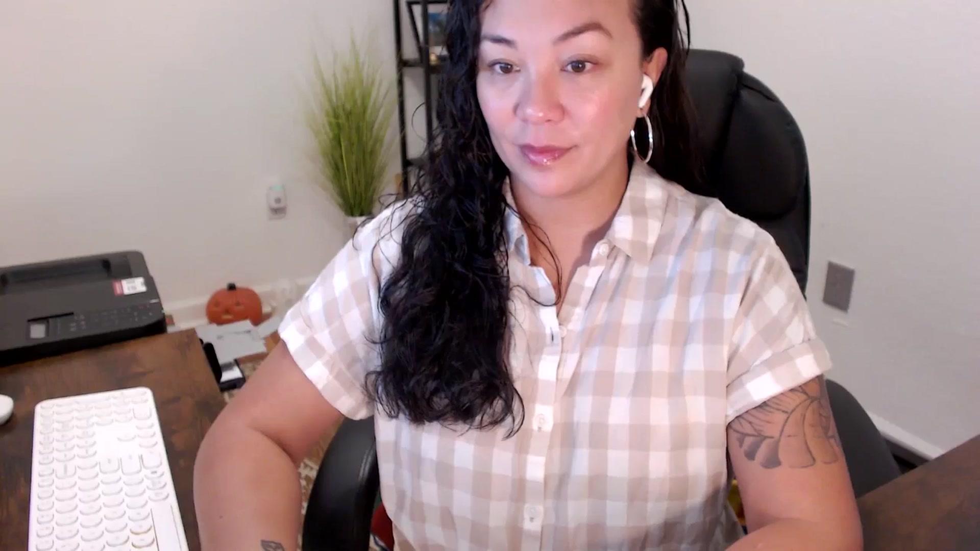 Gallery image thumbnail from MickaylaStar's myfreecams stream on, 10/31/2025, 14:29 image 5 of 20