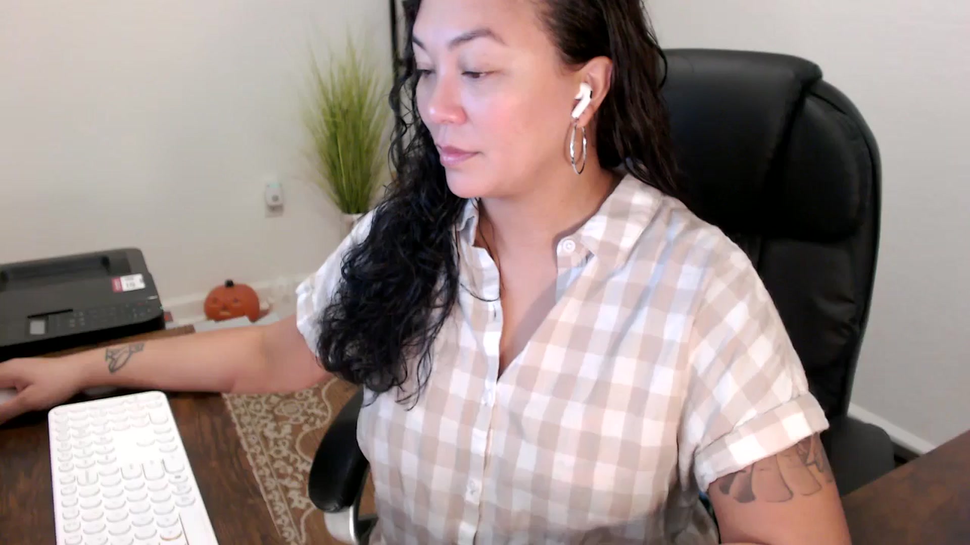 Gallery image thumbnail from MickaylaStar's myfreecams stream on, 10/31/2025, 14:29 image 11 of 20