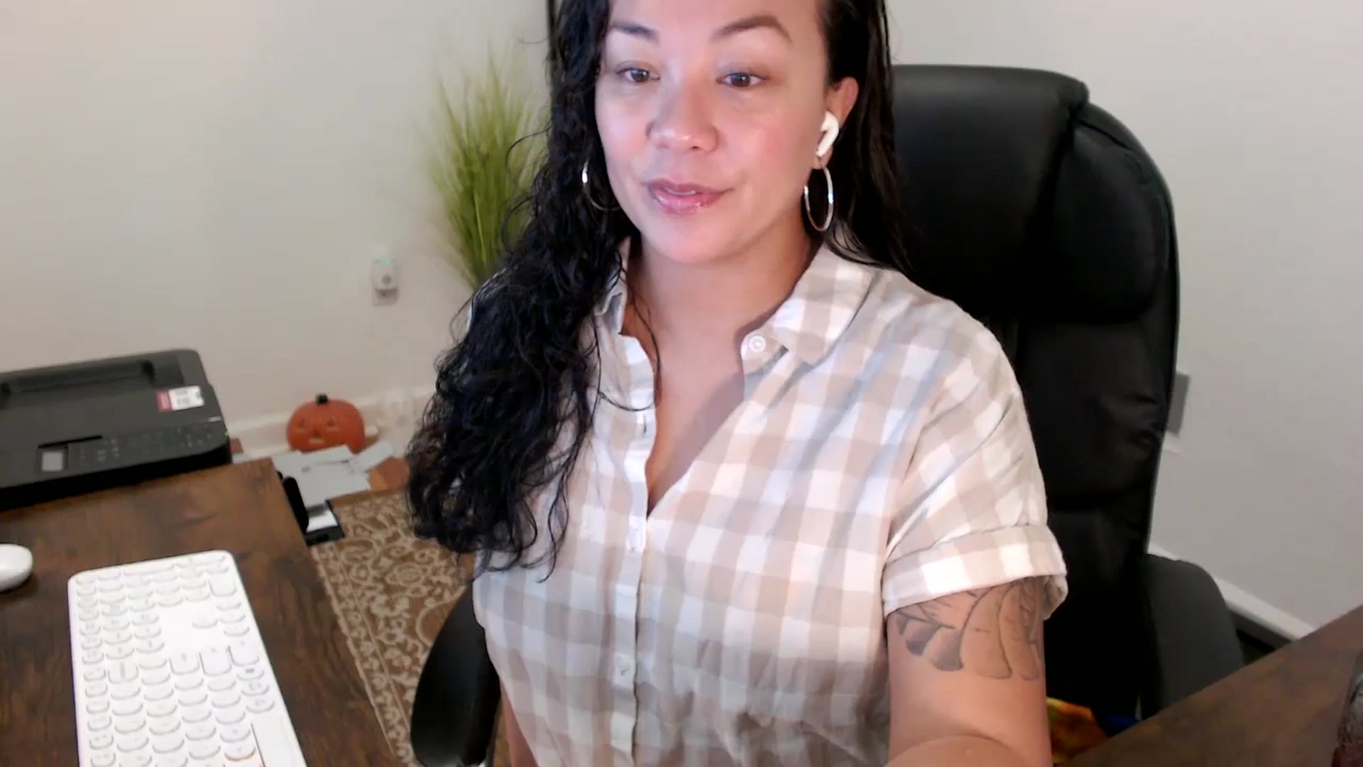 Gallery image thumbnail from MickaylaStar's myfreecams stream on, 10/31/2025, 14:29 image 15 of 20