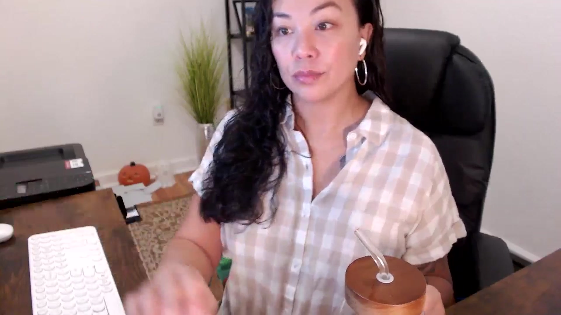 Gallery image thumbnail from MickaylaStar's myfreecams stream on, 10/31/2025, 14:29 image 13 of 20