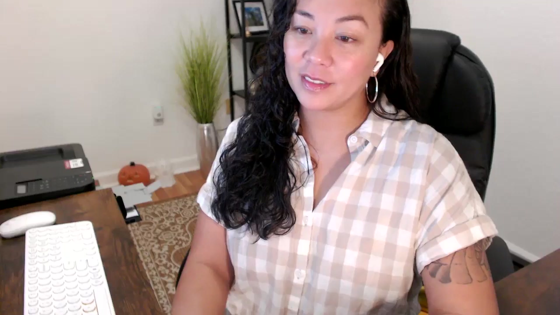 Gallery image thumbnail from MickaylaStar's myfreecams stream on, 10/31/2025, 14:45 image 8 of 20