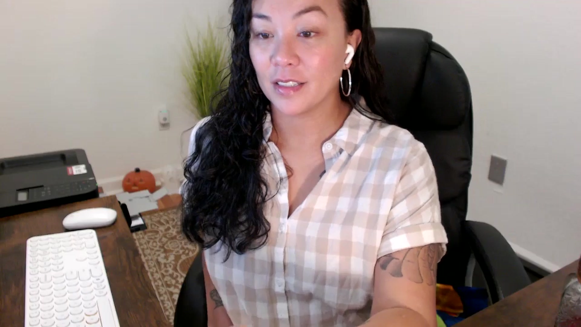 Gallery image thumbnail from MickaylaStar's myfreecams stream on, 10/31/2025, 14:45 image 6 of 20