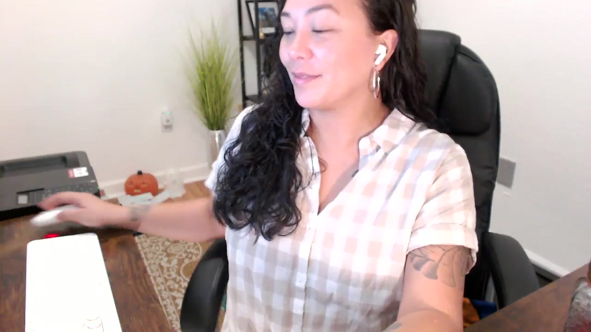 Gallery image thumbnail from MickaylaStar's myfreecams stream on, 10/31/2025, 14:45 image 5 of 20