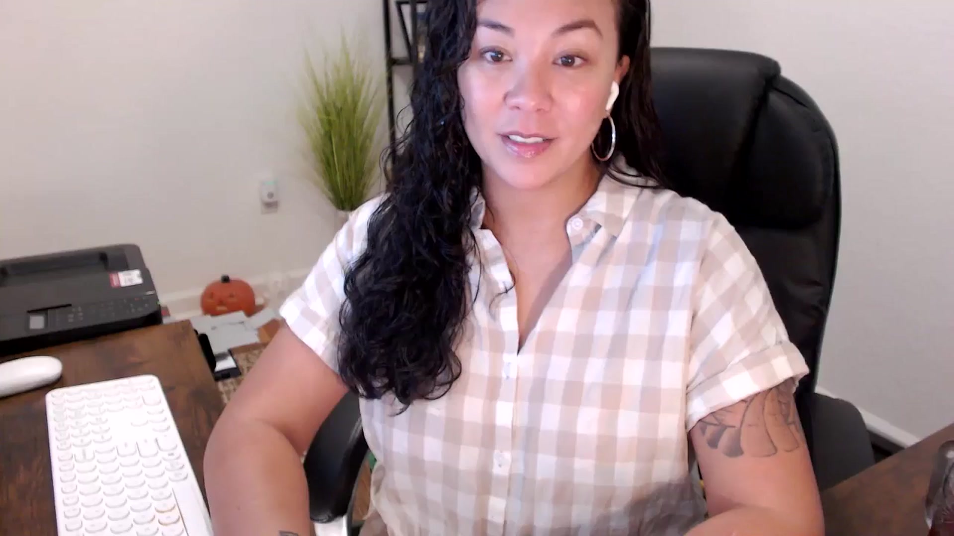 Gallery image thumbnail from MickaylaStar's myfreecams stream on, 10/31/2025, 14:45 image 1 of 20